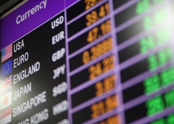 Banki kontra kantory internetowe – gdzie lepiej dokonywać wymiany waluty?