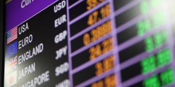 Banki kontra kantory internetowe – gdzie lepiej dokonywać wymiany waluty?